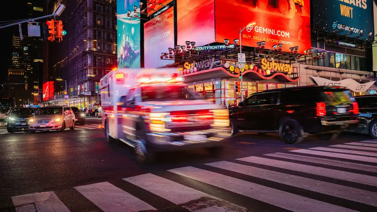 Carteles luminosos LED y multitudes en la mítica plaza de Times Square en Nueva York por la noche